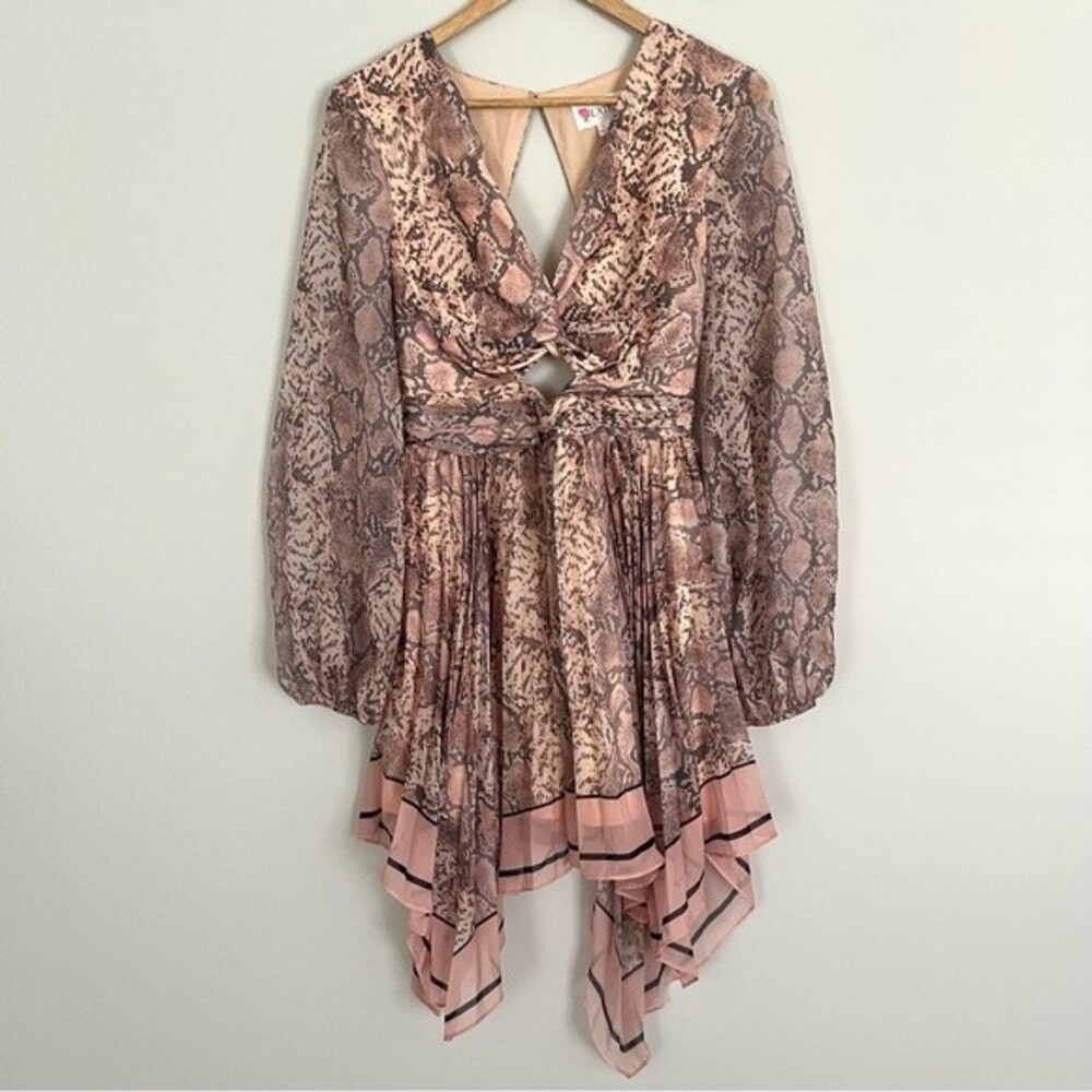 NWT L'ATISTE Snakeskin Print Twist Front Handkerchief Hem Flowy Dress, Size S
